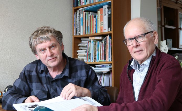 Kees Stoutjesdijk (links) en Wim de Meester zijn de auteurs van het boek over de luchtoorlog boven Tholen en Sint Philipsland