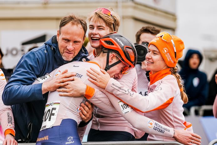 De buit is binnen. Ryan Kamp valt bondscoach Gerben de Knegt in de armen. Tibor del Grosso en Lauren Molengraaf delen in de vreugde van de door hen veroverde wereldtitel.