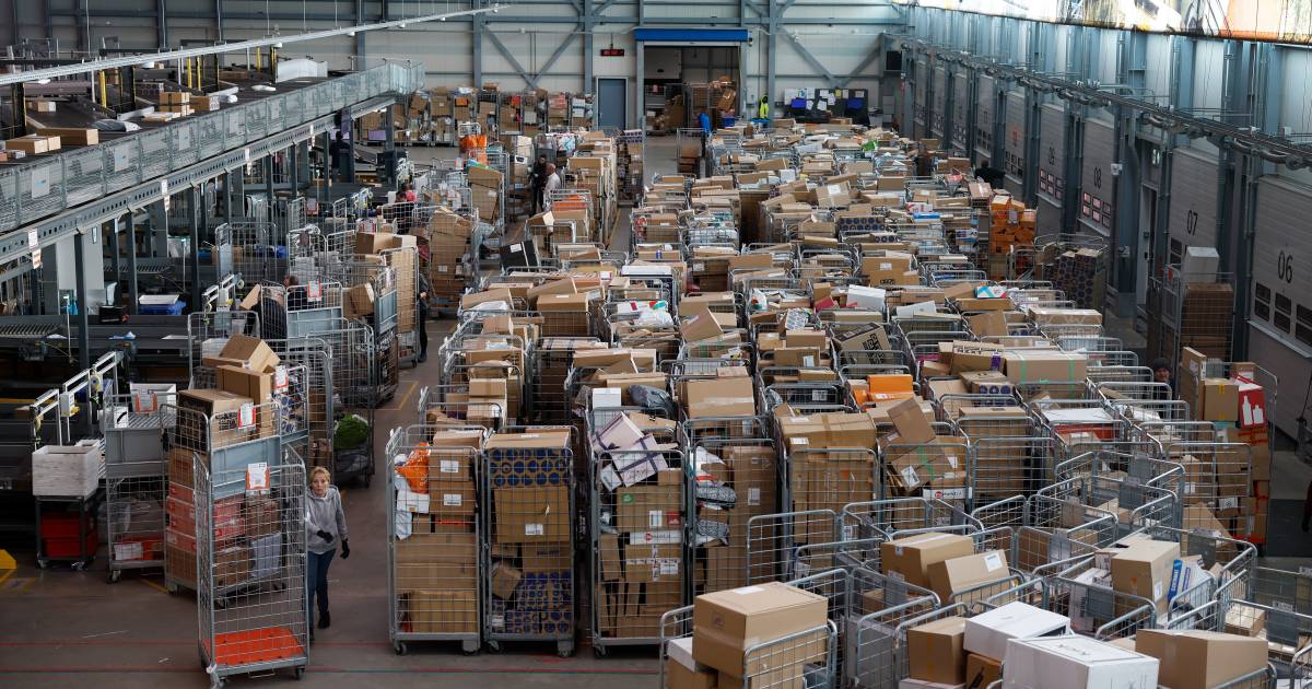Wanroij wacht al ruim een week op PostNL-pakketjes, bezorgbedrijf belooft snel beterschap | Land van