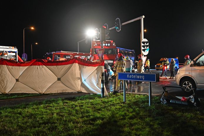 Bij de ernstige aanrijding raakten twee mensen gewond.