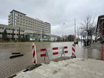Gesprongen waterleiding zet Johan Huizingalaan in Amsterdam-Nieuw-West onder water