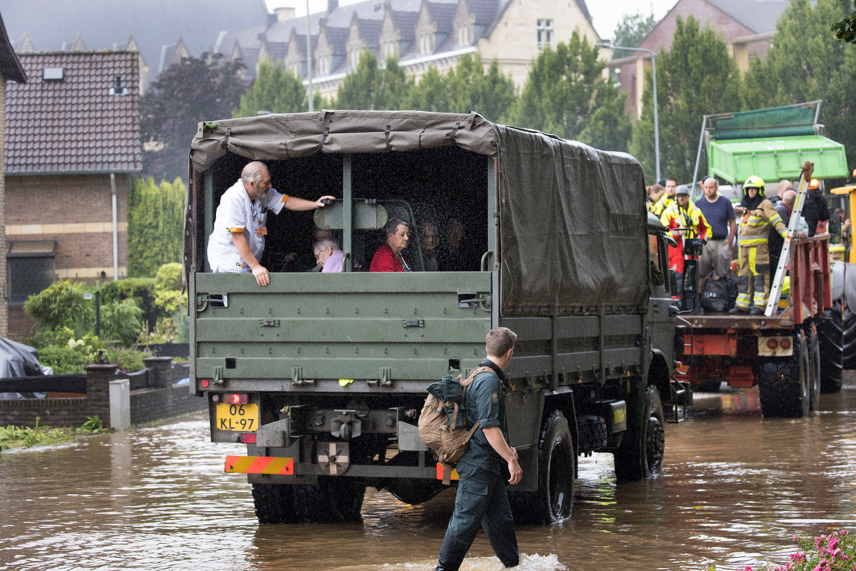 Brandweer en leger evacueren mensen in Valkenburg vanwege het wassende water. Beeld Arie Kievit
