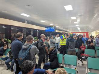 Passagiers van TUI-vlucht naar Cancún urenlang gestrand op luchthaven wegens technisch probleem: “Er was zelfs een kleine opstand”