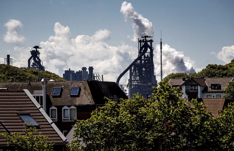 Woonhuizen in Wijk aan Zee met op de achtergrond het terrein van staalproducent Tata Steel.  Beeld ANP