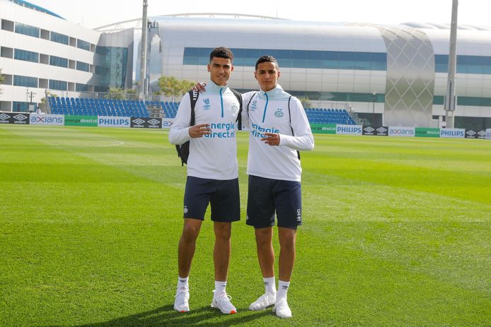 Zakaria Aboukhlal en Mohammed Ihattaren tijdens het trainingskamp van PSV in Doha.