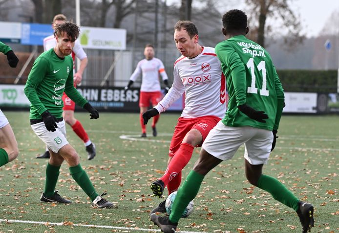 Jasper Lenkens aan de bal voor Volharding 2 tegen FCV-Venlo.