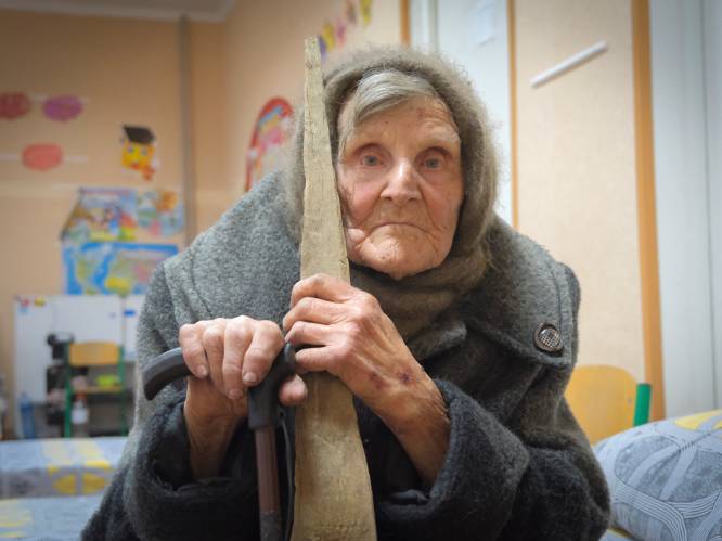 Op pantoffels en met wandelstok en versplinterd stuk hout vlucht 98-jarige Oekraïense voor de Russen