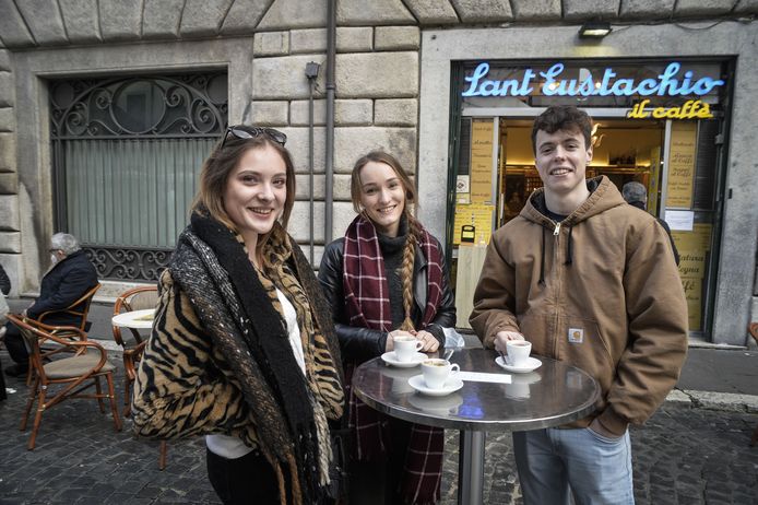 Onder meer in Rome zijn bars, restaurants en musea weer open.