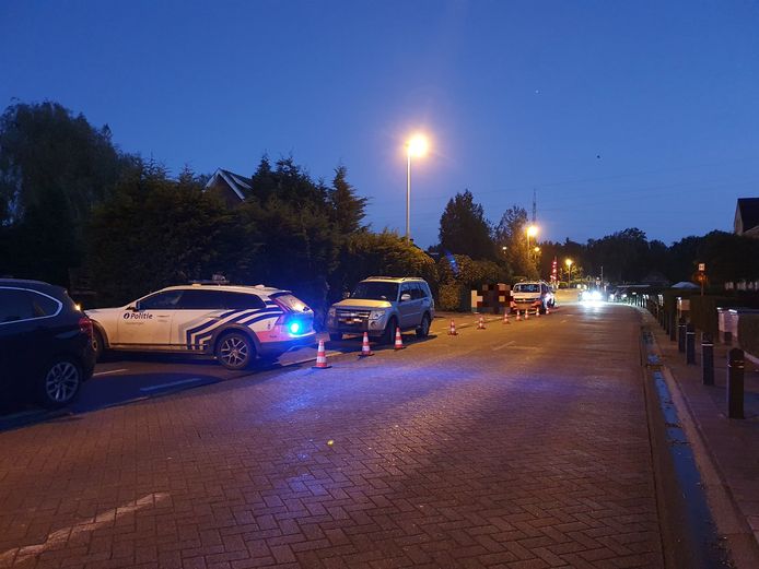 Het ongeval zou volgens de politie gebeurd zijn met de grijze terreinwagen achter de kegeltjes.