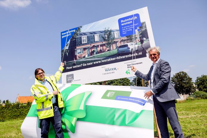 Leon van de Moosdijk (links) onthult met Marcel Hoogendorp van Grunsven Groep het bouwbord. De inschrijving voor de woningen aan de Zadelmaker zijn gestart.