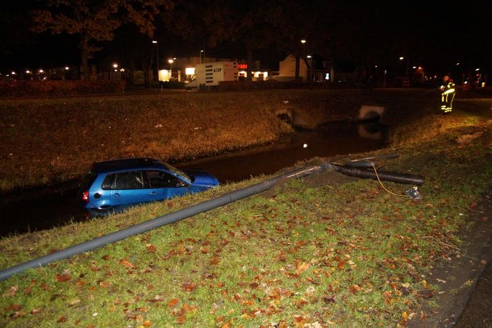 Auto te water in Waalwijk.