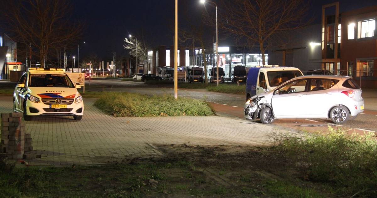 Veel schade na botsing op kruising in Nijverdal.