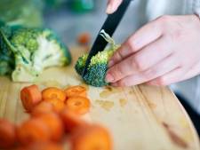 Snijplank vol kruimels als je broccoli snijdt? Met deze truc maak je geen rommel meer