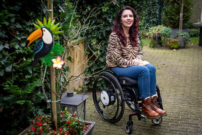 Christel Verbogt (22) uit Halsteren rijdt al bijna een jaar rond in een kapotte rolstoel.