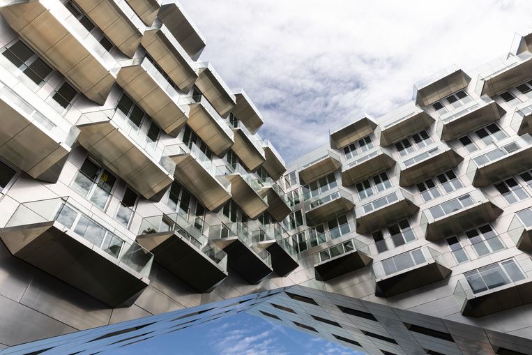 Sluishuis has what it takes to become the newest selfie attraction, the must-visit place in the Netherlands.  This is due to the cantilever, the two tilting wings that touch each other above the water, but also because of the graphic pattern of the balconies in a tight rhythm over the facade.  Statue Daphne Lucker