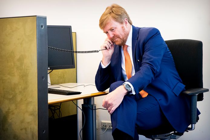 Koning Willem-Alexander was onlangs te gast bij de GGD in Brabant en luisterde toen mee met een gesprek.