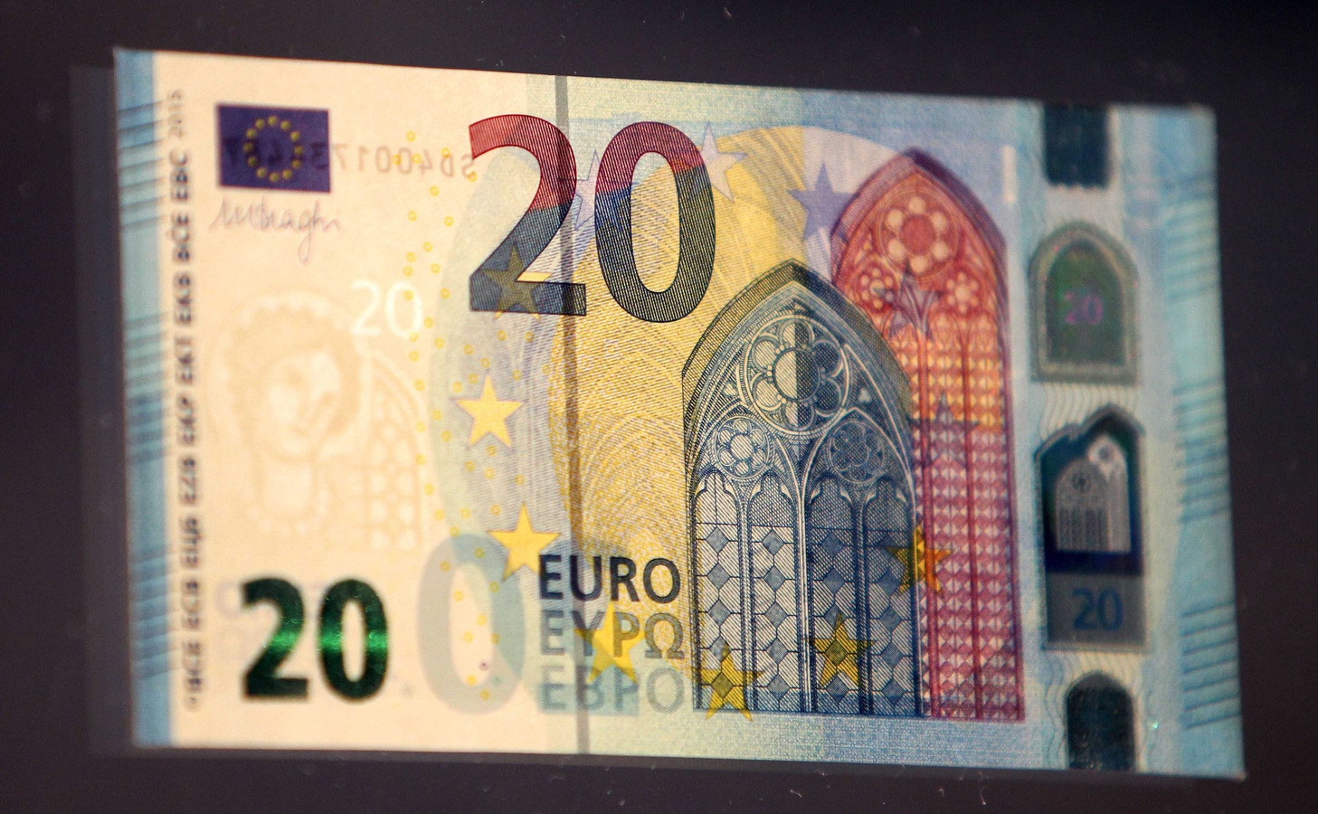 Misbruik Boek Academie Belgische bende sjoemelt met briefjes van 20 en 50 euro: 'winkeliers, pas  op geplakte biljetten' | Foto | AD.nl