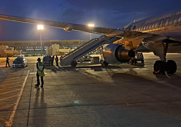 Het vliegtuig op de luchthaven van Las Palmas. Alle passagiers moesten uiteindelijk uitstappen en zichzelf verder behelpen.