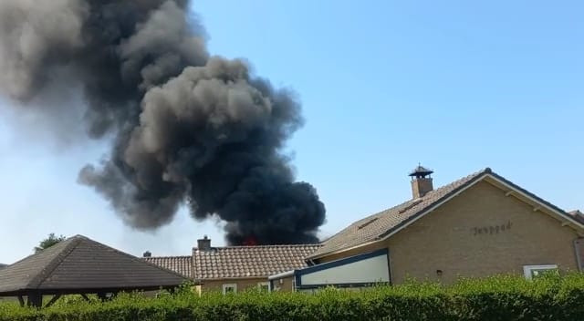 Caravan vliegt in brand in Herpen, vlammen slaan over op woning | Foto ...