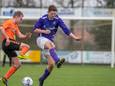Wesley Maas (l) van SVSH in duel met SSE'er Lars van de Nieuwenhof