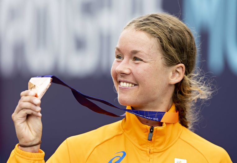  Nienke Brinkman wint een bronzen medaille tijdens de marathon voor vrouwen op de vijfde dag van het Multi-EK.  Beeld ANP
