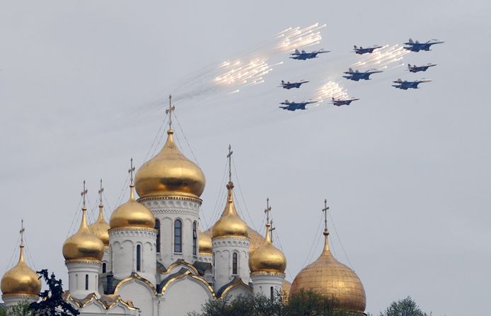 Militaire vliegtuigen vliegen over Kremlin voor parade. Illustratiebeeld.