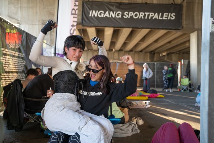 Zussen Xenia (18) en Kyani (15) uit Waasmunster staan samen met een veertigtal kampeerders op post aan de ingang van het Sportpaleis.