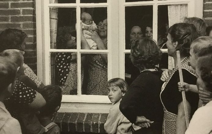 Even kijken naar baby Marinus Putters in de Rozenstraat, de 25.000ste Ossenaar (1953).