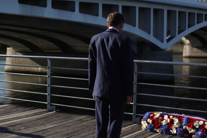 Le président Macron, samedi, sur les berges de la Seine