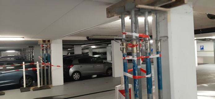 De betonvlakken boven een van de rijen palen worden sinds  ondersteund