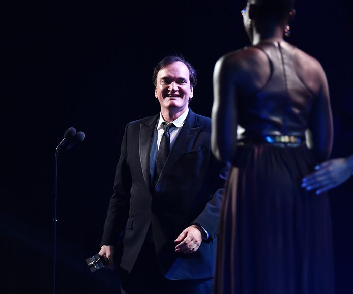 Quentin Tarantino komt de prijs voor ‘beste film’ in ontvangst nemen.