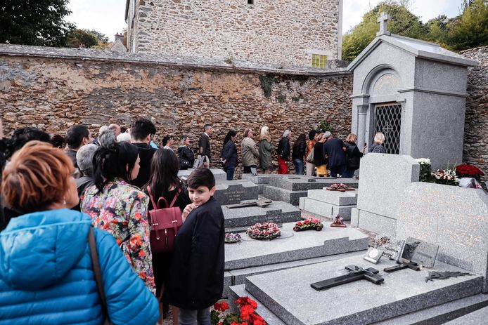 Mensen verzamelen zich aan het graf van Aznavour, na zijn begrafenisceremonie.