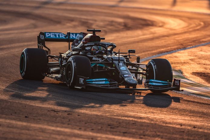 Lewis Hamilton stuurt zijn bolide over het circuit van Jeddah.