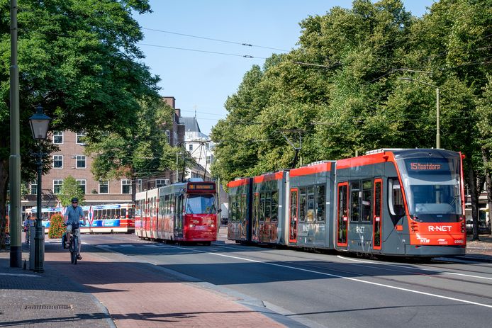 Nieuwe en oude trams op het Tounooiveld in Den Haag. Foto ter illustratie