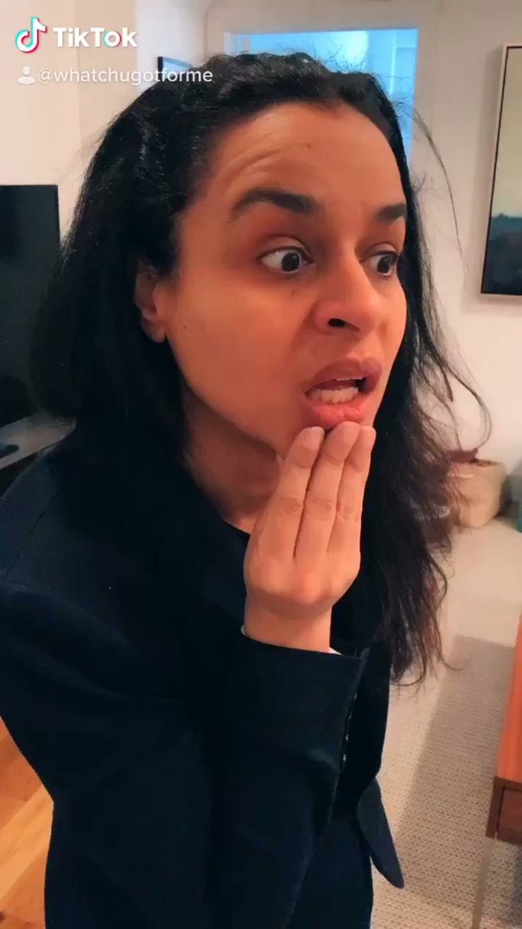 Beeld uit het TikTok-filmpje ‘How to Testing’ van Sarah Cooper. 
 Beeld TikTok