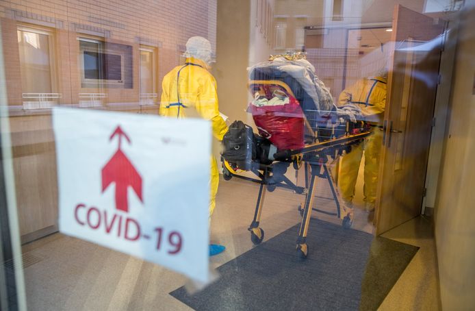 Un patient potentiellement atteint par le Covid-19 au CHU Saint-Pierre, le 24 mars dernier.