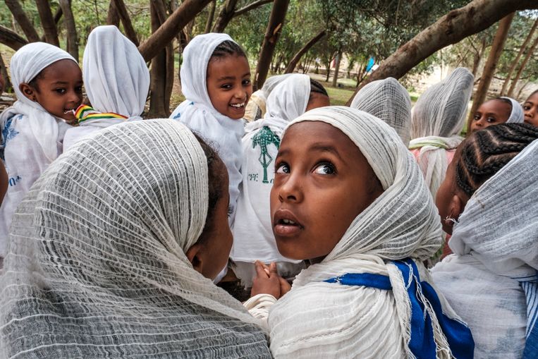 Godsdienstles in de tuin van de kathedraal van de heilige Chirkos in Mekelle. Tigray wordt gezien als de bakermat van de  Ethiopische orthodoxie. Beeld Eduardo Soteras Jalil