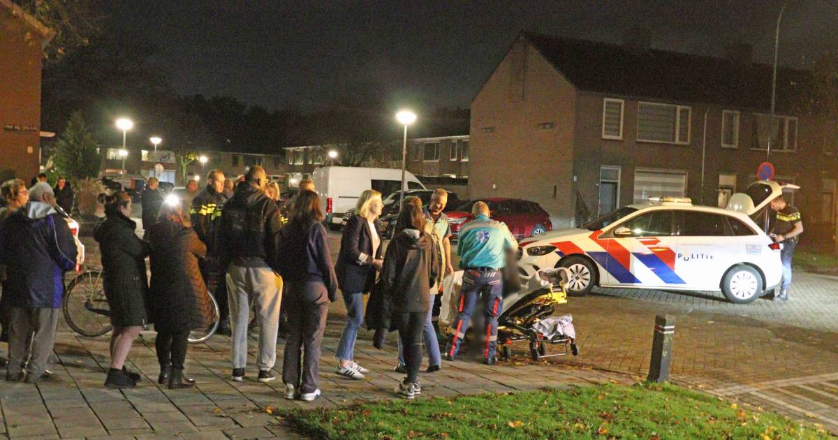 Fietser valt hard bij botsing met auto in Waalwijk.