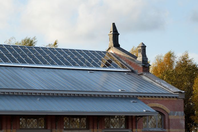 De douaneloods heeft een unieke en hoogtechnologische lichtstraat gekregen.