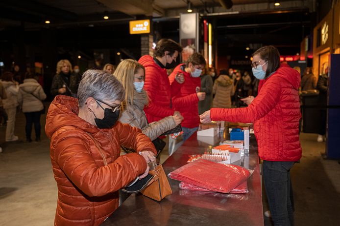 De fans van Rob de Nijs ontdekken de merchandise van Rode Neuzen Dag.