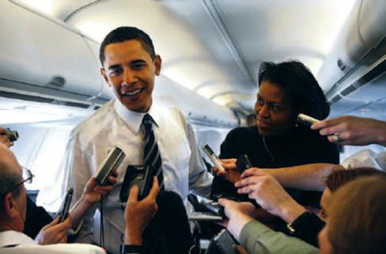Senator Barack Obama en zijn vrouw Michelle (r.) in hun campagnevliegtuig. Het gezamenlijke inkomen van de Obama's steeg spectaculair sinds 2005, vooral door de succesvolle verkoop van Baracks boeken. Beeld UNKNOWN