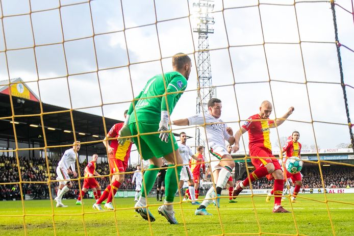 NEC probeert gevaarlijk te worden voor het doel van Go Ahead Eagles.