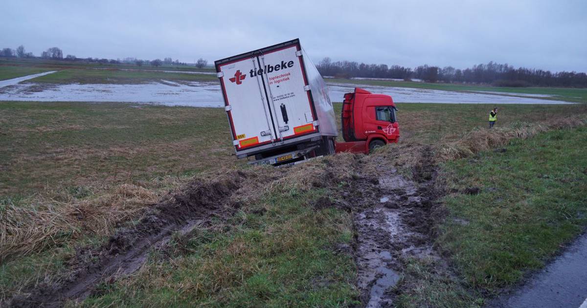 Trucker verliest controle over het stuur en raakt twee auto’s op de dijk bij Den Nul