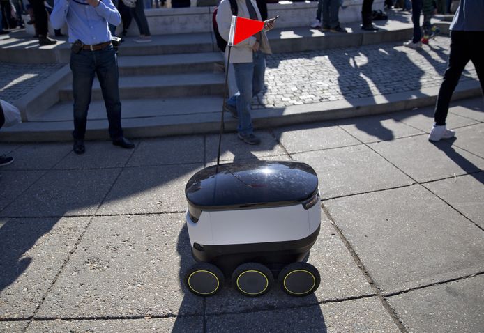 Een robot werkt een levering af. In San Francisco moeten deze leverrobots nu een toelating hebben om op de stoep te rijden.