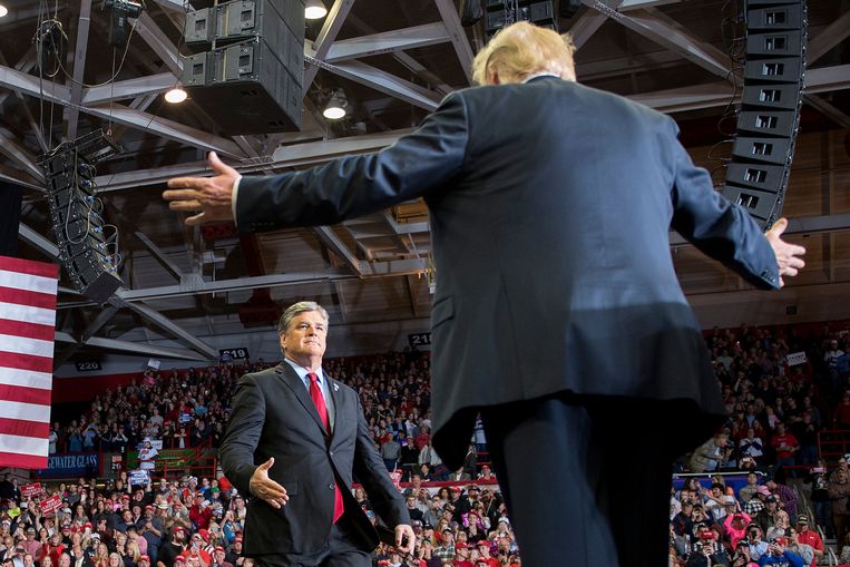 Archiefbeeld. Presentator Sean Hannity (links) en toenmalig president Donald Trump. (05/11/2018) Beeld AFP
