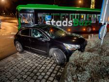 Buschauffeur treft auto aan die tegen de rotonde is aangereden, bestuurder spoorloos verdwenen