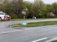 De auto belandde na een slippartij in de sloot bij Wesepe.