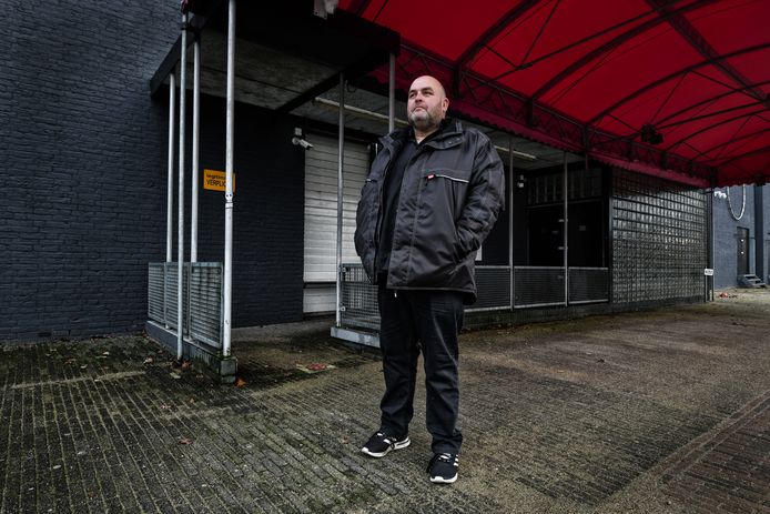John Bronk, mede-eigenaar  van Club Rodenburg, voor de discotheek die op last van de burgemeester werd gesloten. Hij mag er niet in.