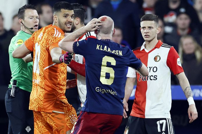 Davy Klaassen kreeg vorig seizoen een aansteker op het hoofd tijdens Feyenoord-Ajax.