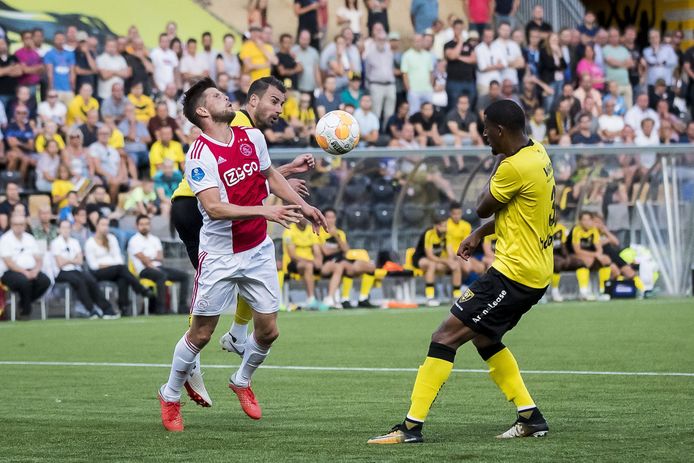 Huntelaar wordt in de rug geduwd door Jansen.